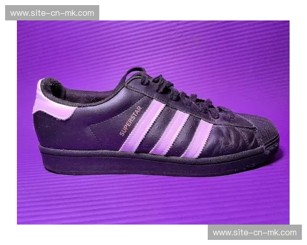 阿迪达斯推出2026年欧冠决赛用球，深紫色设计致敬布达佩斯主办城市